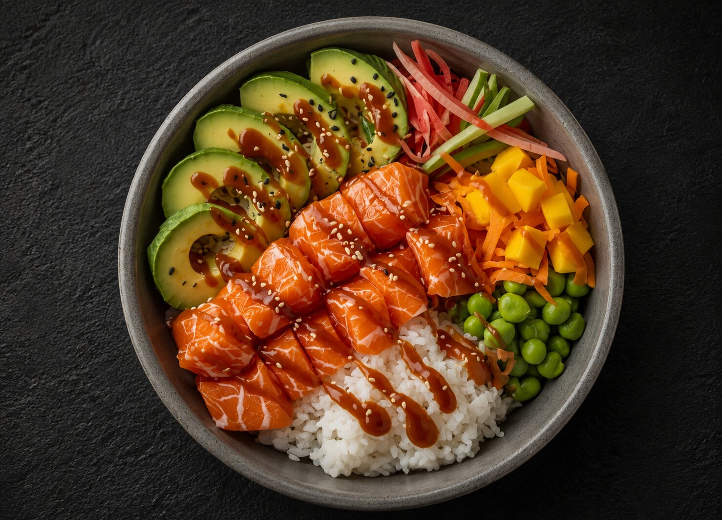 Poké bowl au saumon, mangue et avocat