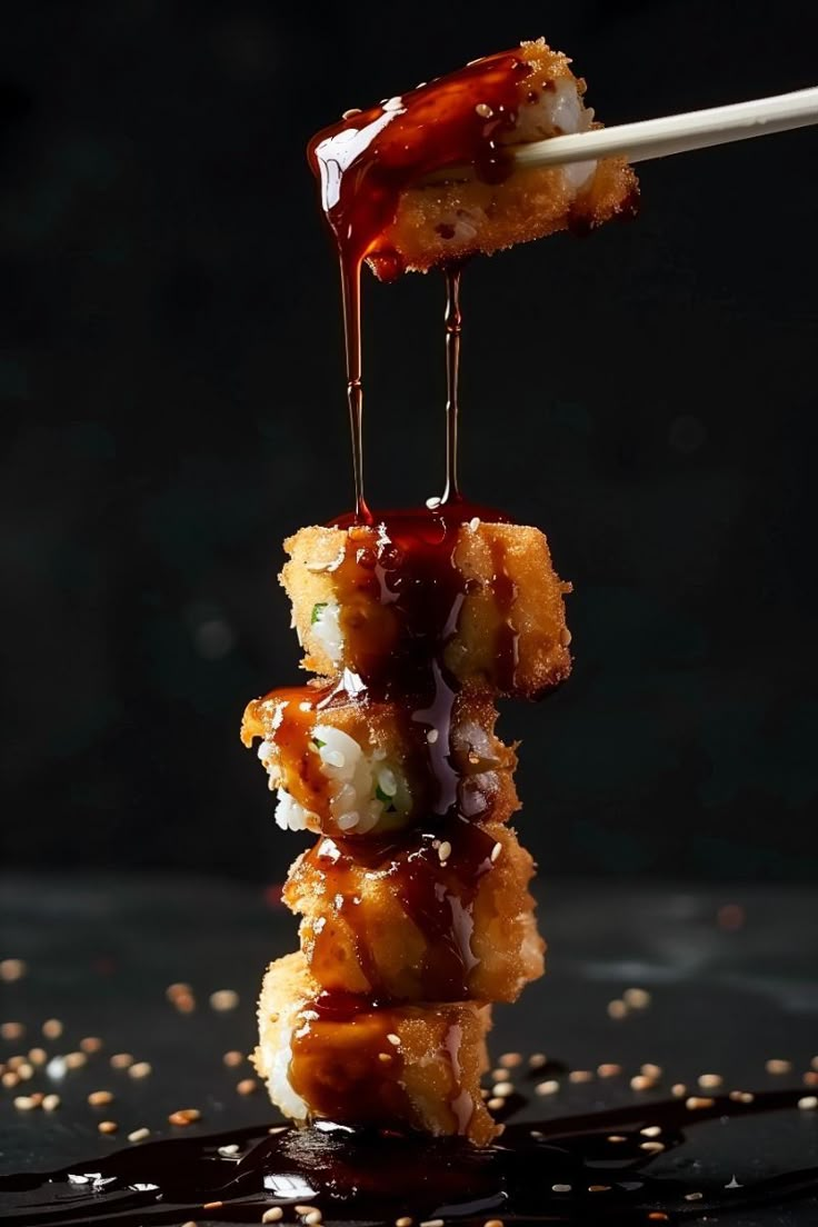 Sélection de snacking japonais : gyoza et brochettes yakitori